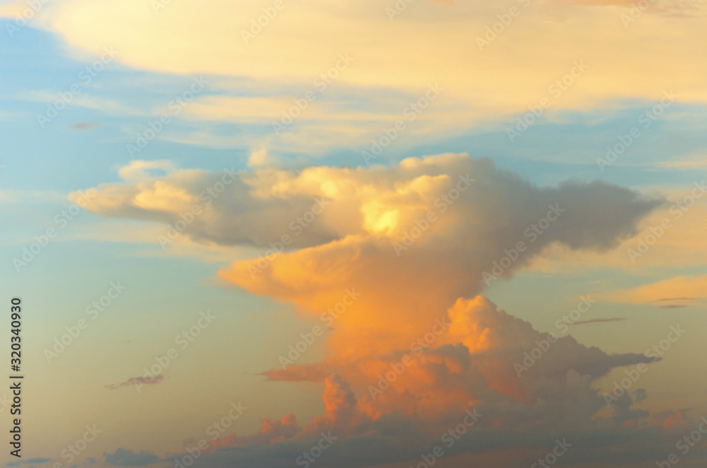 Nuvem em formato estranho durante pôr do sol