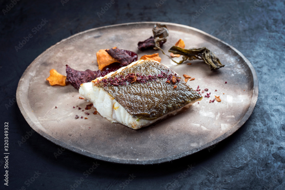 Gebratenes europäisches Skrei Kabeljau Fisch Filet mit mit Algen und ...
