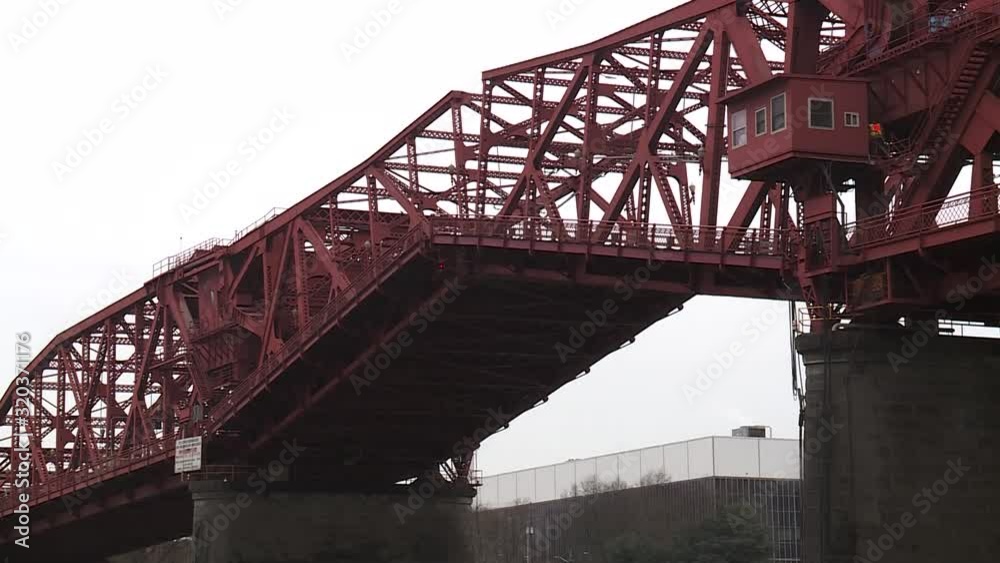 BROADWAY BRIDGE RAISING UP INTO LIFT POSITION BROADWAY BRIDGE RAISING UP INTO LIFT POSITION