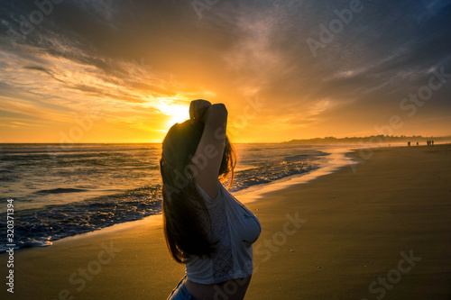 mujer en atardecer de playa relajada