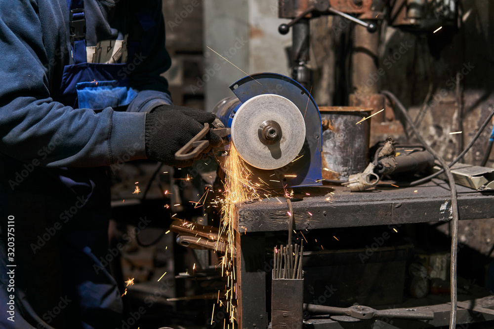 Abrasive machining on a grinding wheel Abrasive machining on a grinding wheel