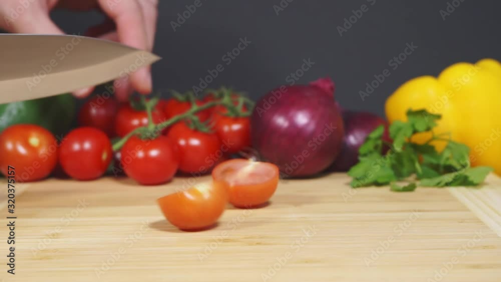 Cut the tomato for the salad. Cut the tomato for the salad.