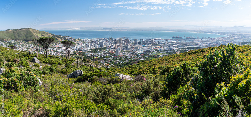Panoramablick auf Kapstadt  an der Südwestküste Südafrikas  im Hintergrund Meer und Himmel mit Wolken