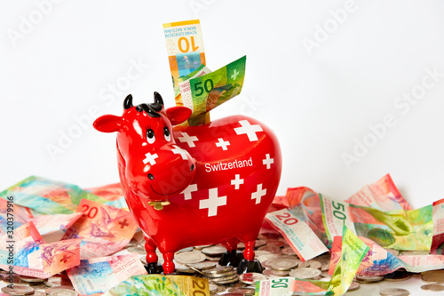 Obraz na plátně Cash Cow - rote Kuh mit Schweizer Franken