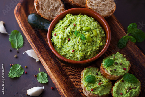 Foto Broad bean hummus