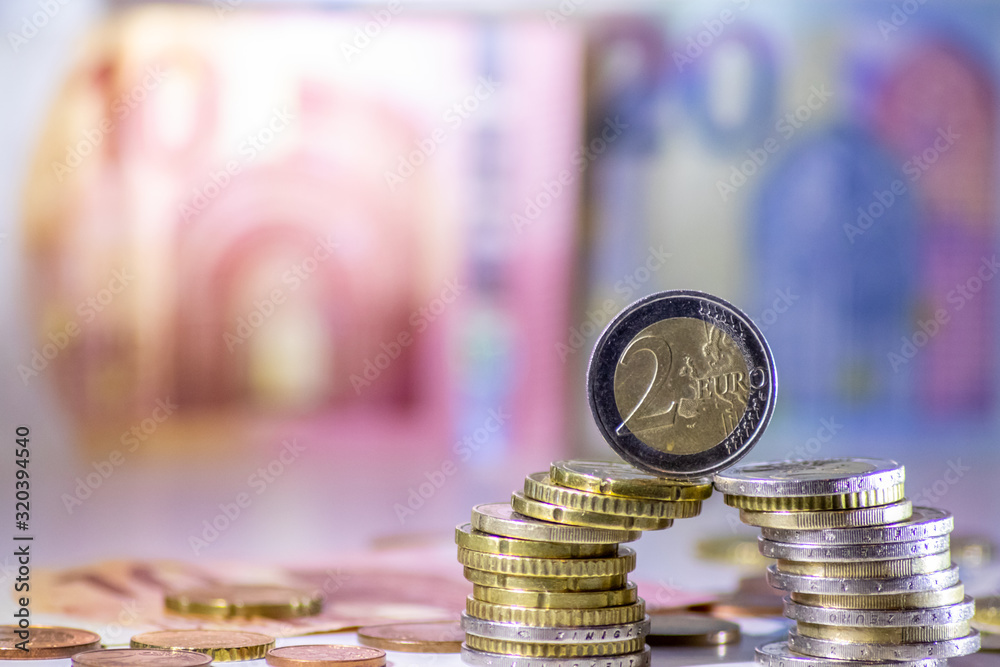stapel-euro-m-nzen-mit-stehender-2-euro-m-nze-aus-2-euro-1-euro-und
