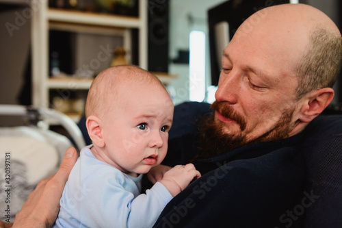 Obraz na płótnie Father and son bonding w salonie