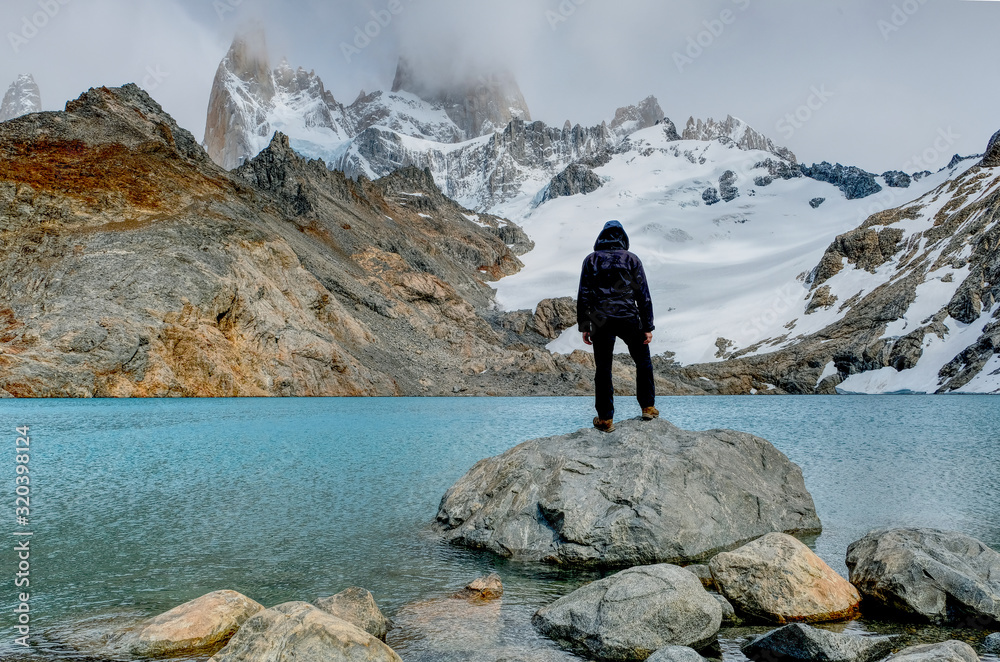 Patagonien - Laguna de los Tres mit Person im Vordergrund