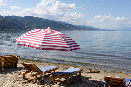 Transats et parasol sur le lac de Pogradec en Albanie photo
