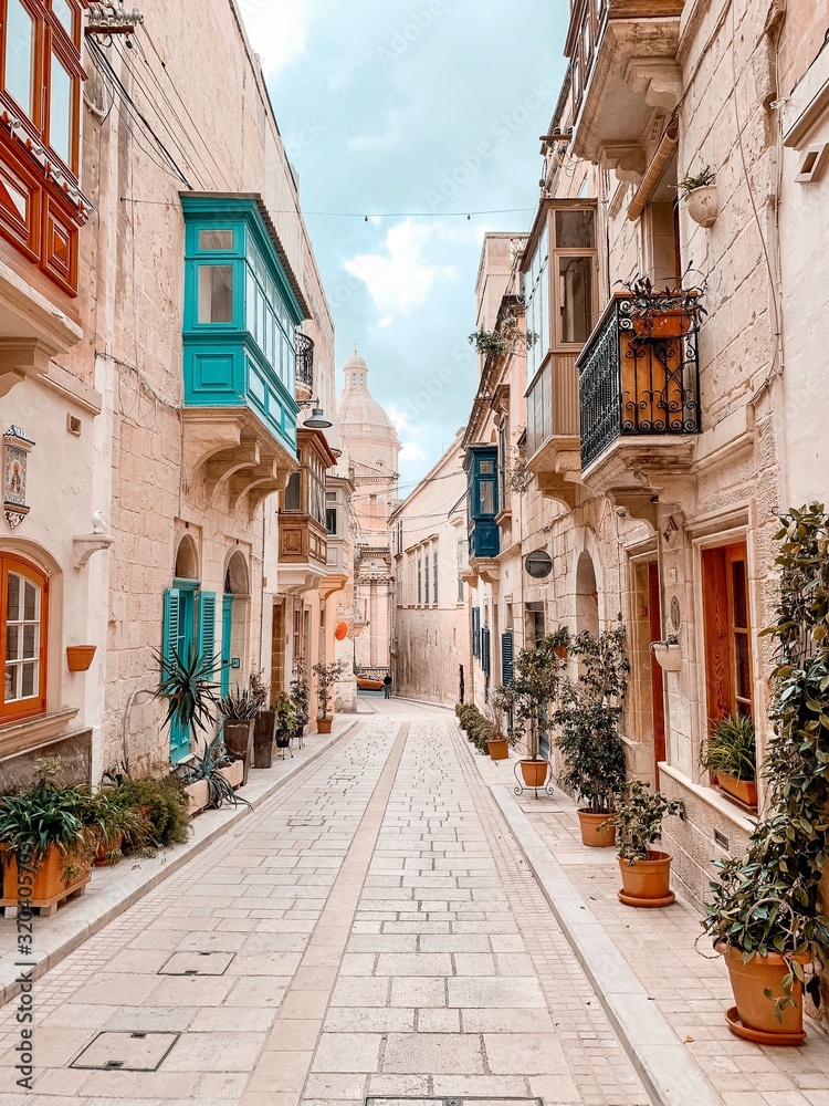 narrow street in Birgu / Malta - obrazy, fototapety, plakaty 