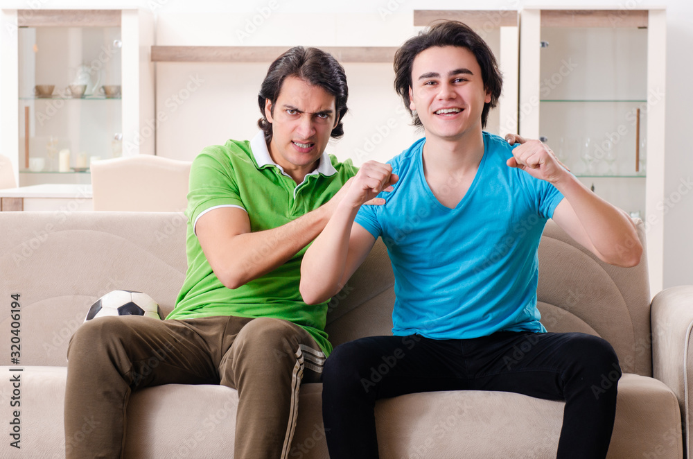 Obraz premium Friends watching football at home