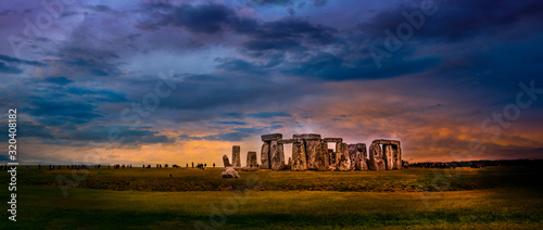Canvas Print Dramatic skies at the Iconic Stonehenge Landmark in England