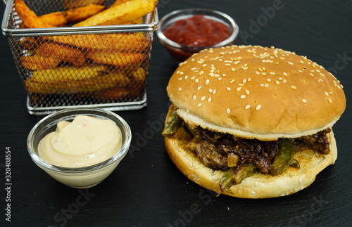 Philadelphia Steak Sandwich mit Süßkartoffel Pommes Frites photo