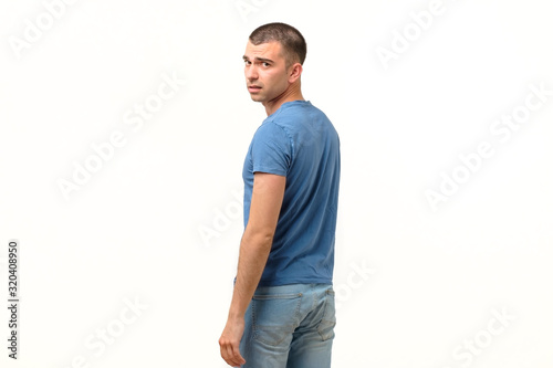 Canvastavla Young hispanic man turning back looking serious.