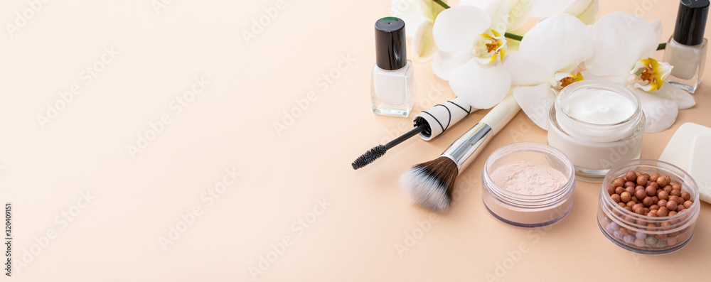 Fototapeta Tło uroda z produktów kosmetycznych na twarz. Makijaż, koncepcja pielęgnacji skóry.