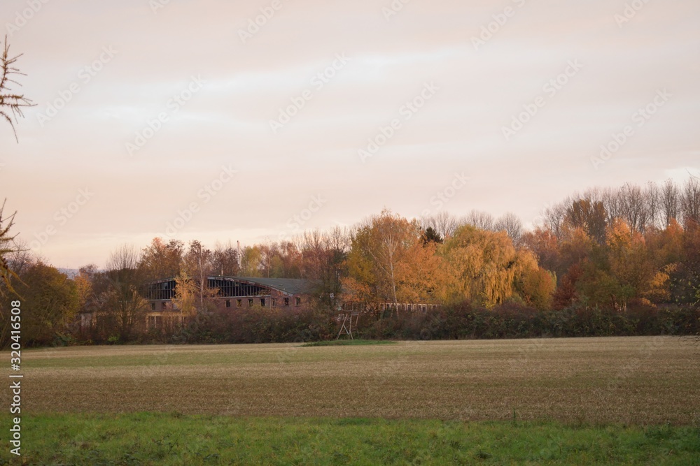 Verlassenes Gebäude im Herbst