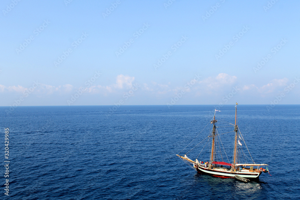 Fototapeta premium Ancien boat on ocean
