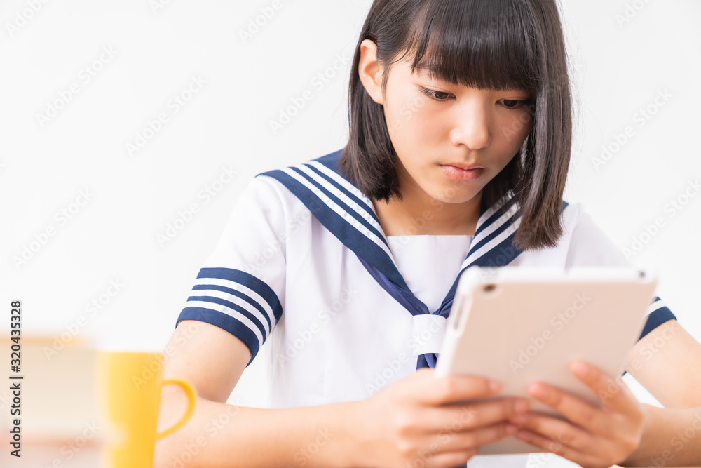 タブレットを見る女の子 制服 タブレットを見る女の子 制服