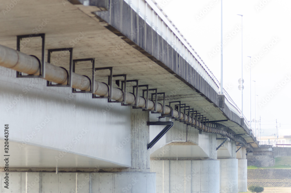 Obraz premium 川と橋脚