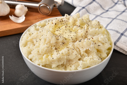 Canvas Print Bowl of garlic mashed potatoes