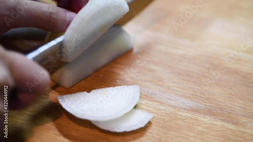 玉ねぎを切る