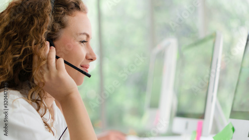 Foto business background of caucasian female call center agent on service with call f