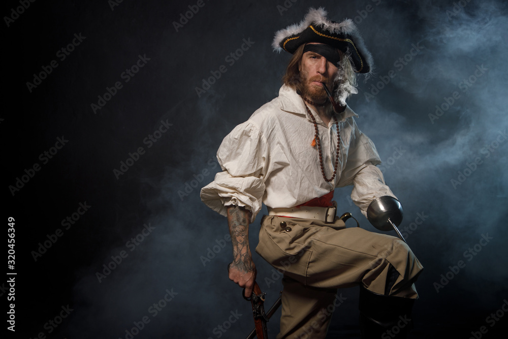 Naklejka premium Portret pirata obrzutka morskiego rabusia w garniturze z bronią. Zdjęcie koncepcyjne
