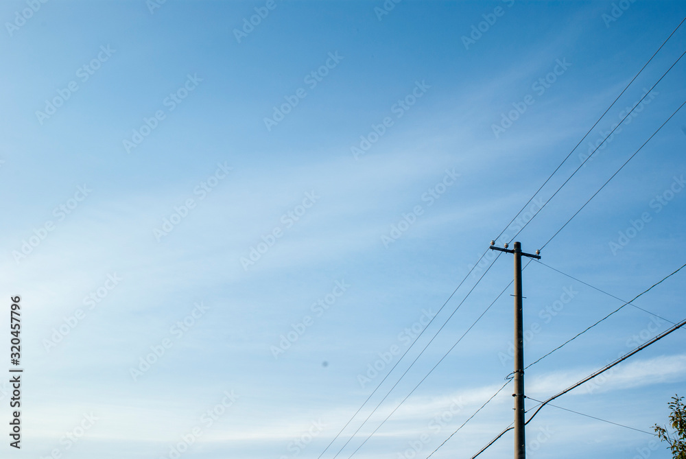 電柱と青空に浮かぶ白い雲