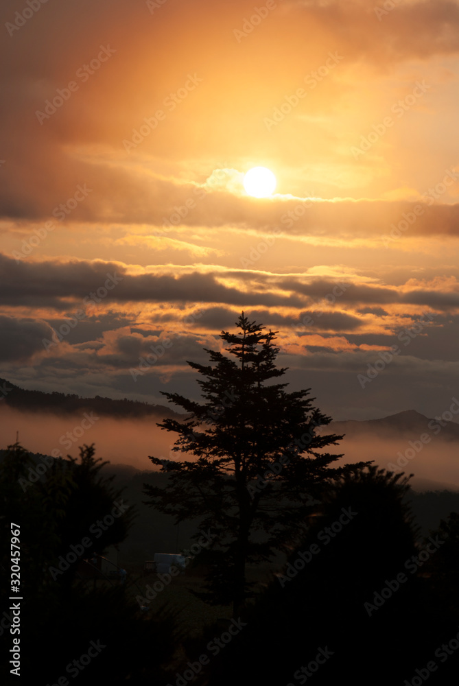 夕陽と雲のシルエット 夕陽と雲のシルエット