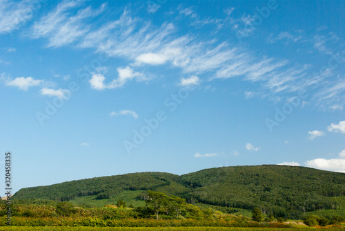広い青空と広がる丘