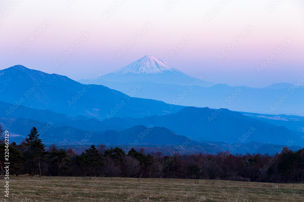 Fototapeta premium 富士山と夕焼け 山梨県立まきば公園から