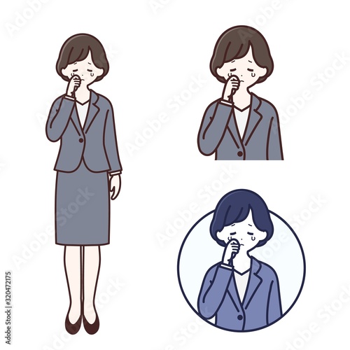 涙を流して悲しんでいるスーツ姿の女性