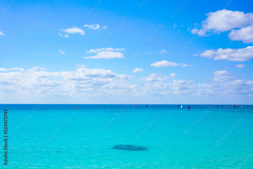 青い海とヨット