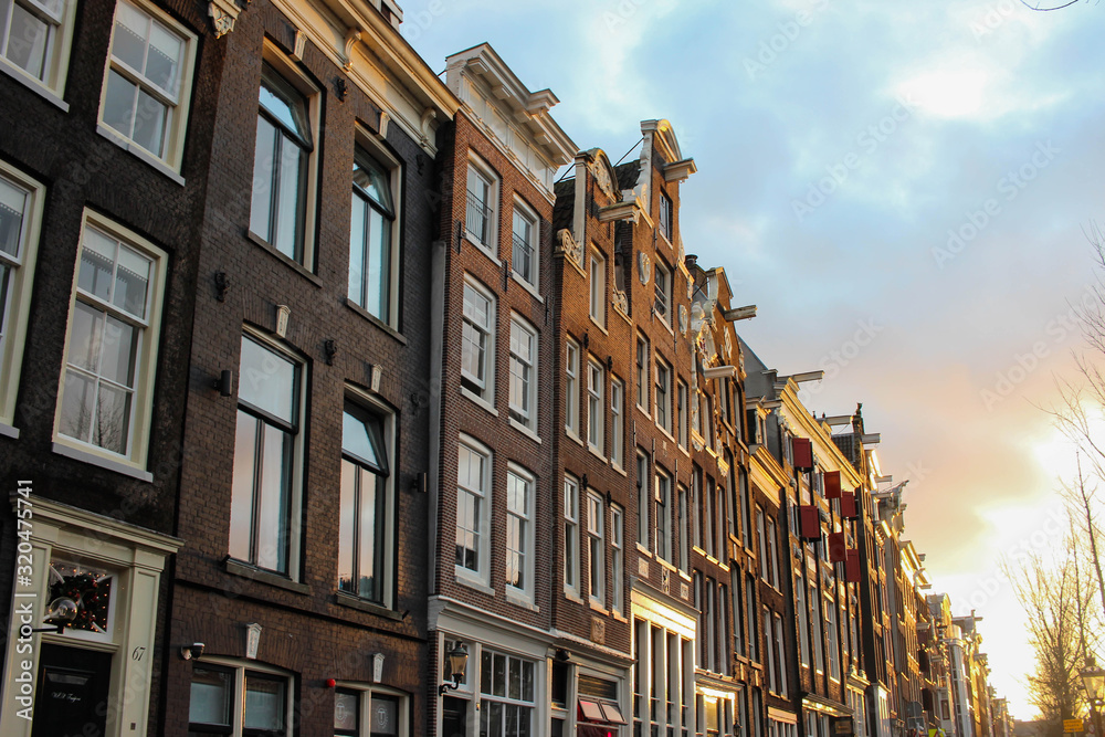 silhouette des maison typique d'amsterdam