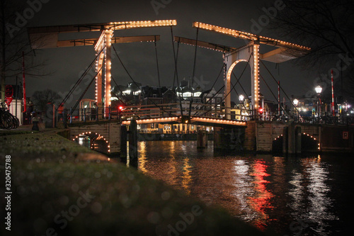 le bon de Walter Süskindbrug à amsterdam de nuit