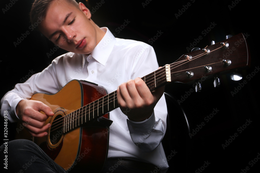 Obraz premium Young men playing the guitar