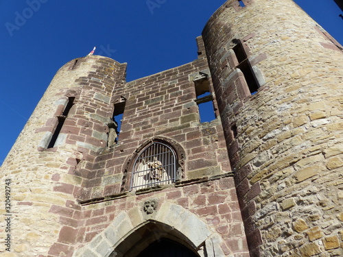 Fényképezés Fassade Torbau Burg Welschbillig in der Eifel