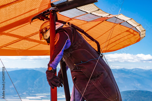 Foto Man preparing to fly in a hang gliding