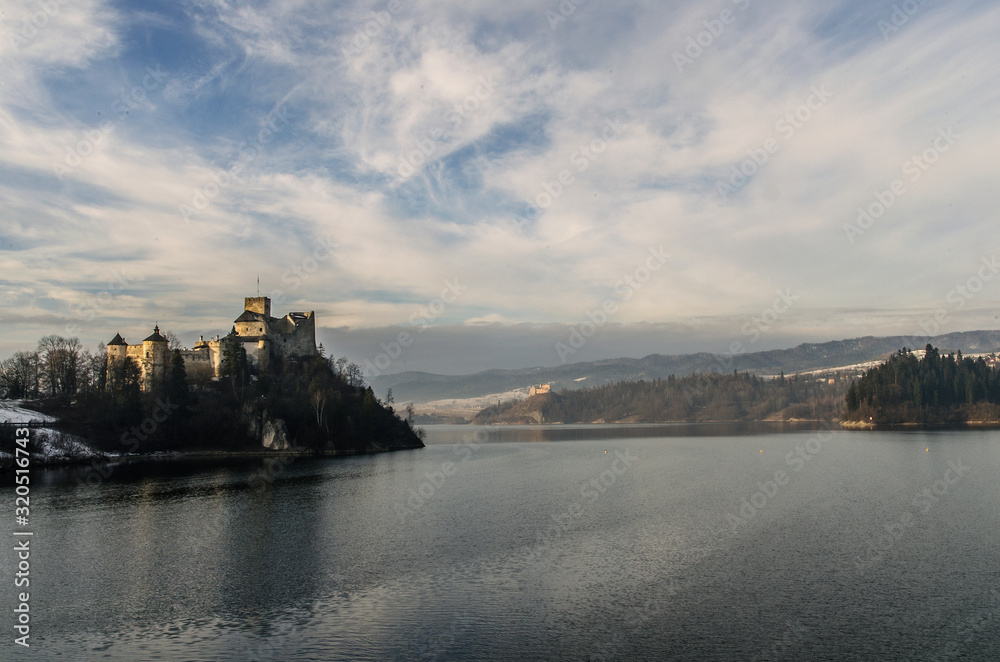 Zamek w Niedzicy i Czorsztynie nad zalewem 