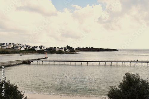 Audierne ville du Finistère en Bretagne sa baie son phare sa jetée le pont et les vagues qui se jettent sur les rochers en projetant de l'écume à marée haute