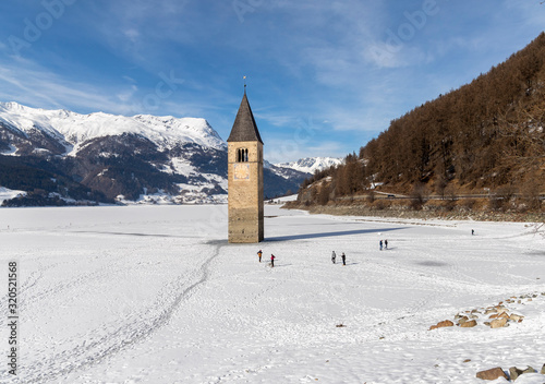 Il campanile sommerso di Resia sotto la neve in inverno photo