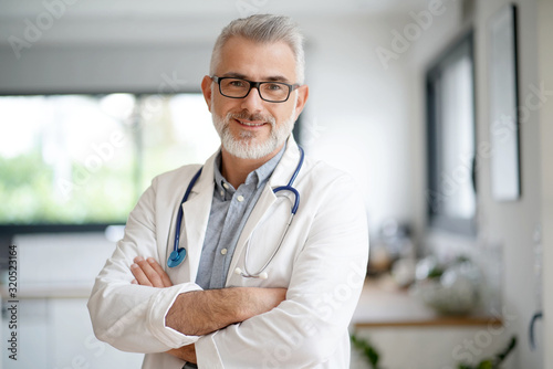 Fotografia, Obraz Portrait of mature doctor with eyeglasses