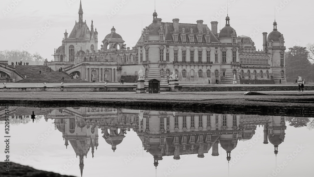Obraz premium Château de Chantilly et son reflet en noir et blanc
