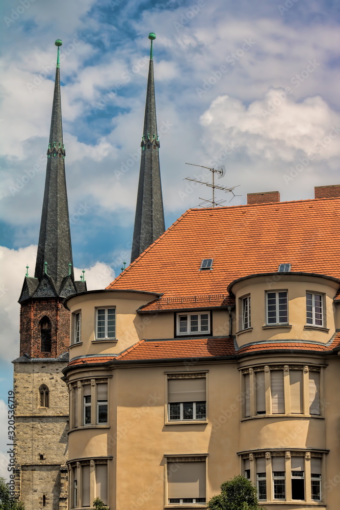 halle saale - sanierter altbau und türme der marktkirche
