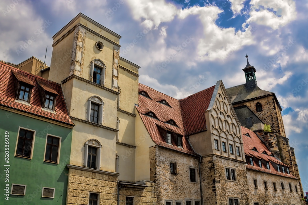 halle saale, deutschland - sanierte altbauten und uralte moritzkirche