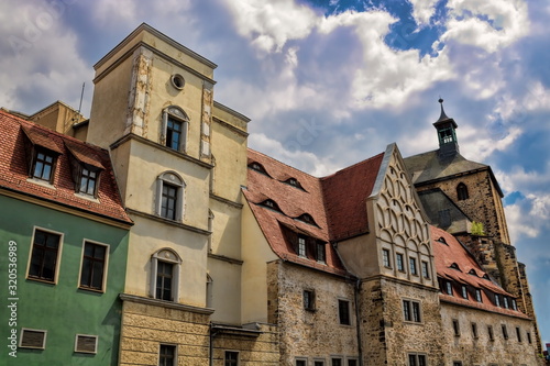 Obraz na płótnie halle saale, deutschland - sanierte altbauten und uralte moritzkirche w salonie