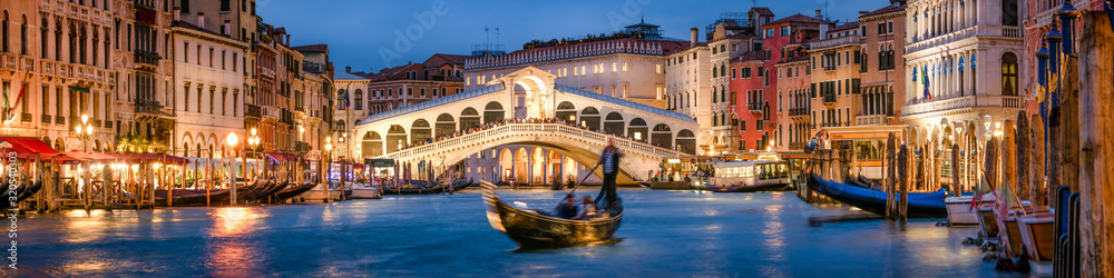 Panoramic view of the Rialto Bridge and Canal Grande in Venice, Italy