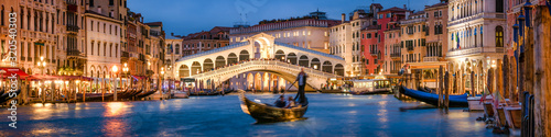 Panoramic view of the Rialto Bridge and Canal Grande in Venice, Italy © eyetronic