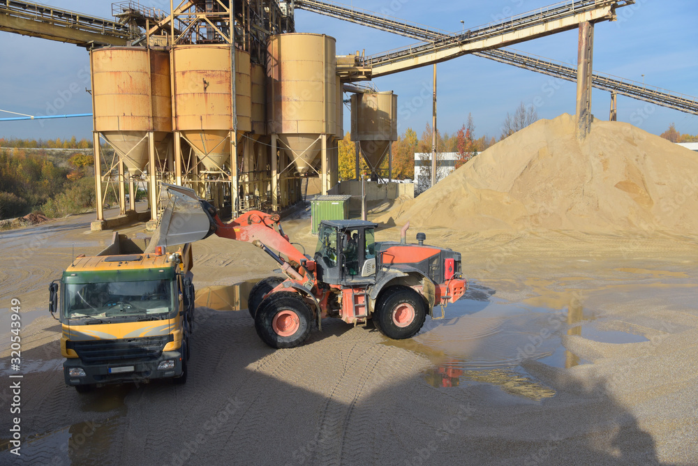 Radlader im Kieswerk - Abbau von rohstoffen/ Sand und Transport /// Wheel loaders in gravel works - mining of raw materials/ sand and transport 