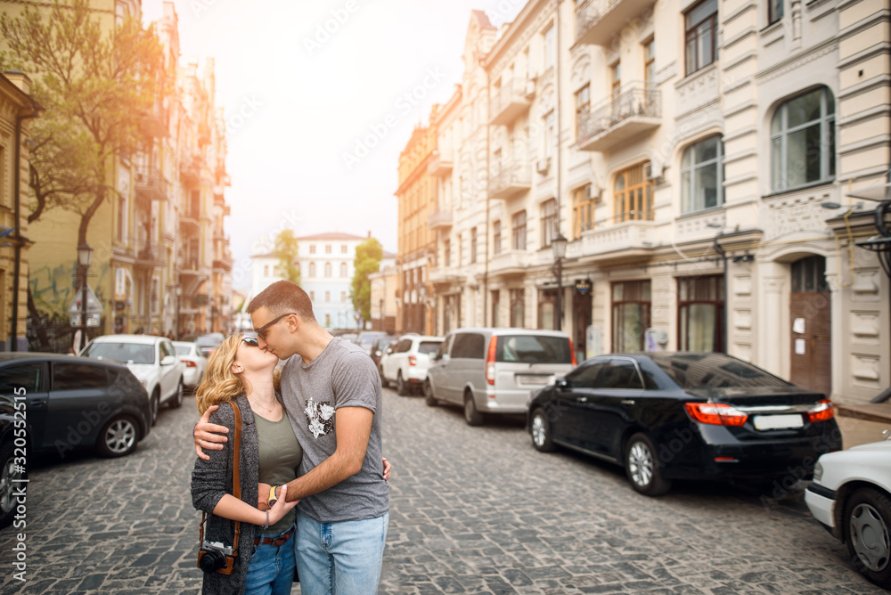 Obraz premium Fun guy with a girl walk around the city